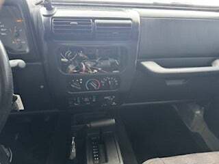 Blå Jeep Wrangler fra 2005 set indefra