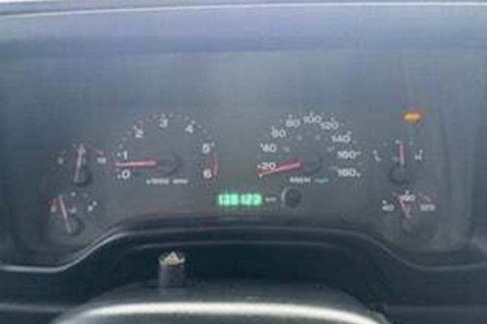 Blå Jeep Wrangler fra 2005 set indefra