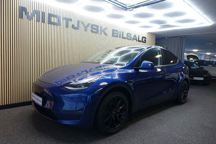 Blå Tesla Model Y fra 2024 set udefra