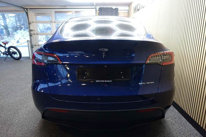 Blå Tesla Model Y fra 2024