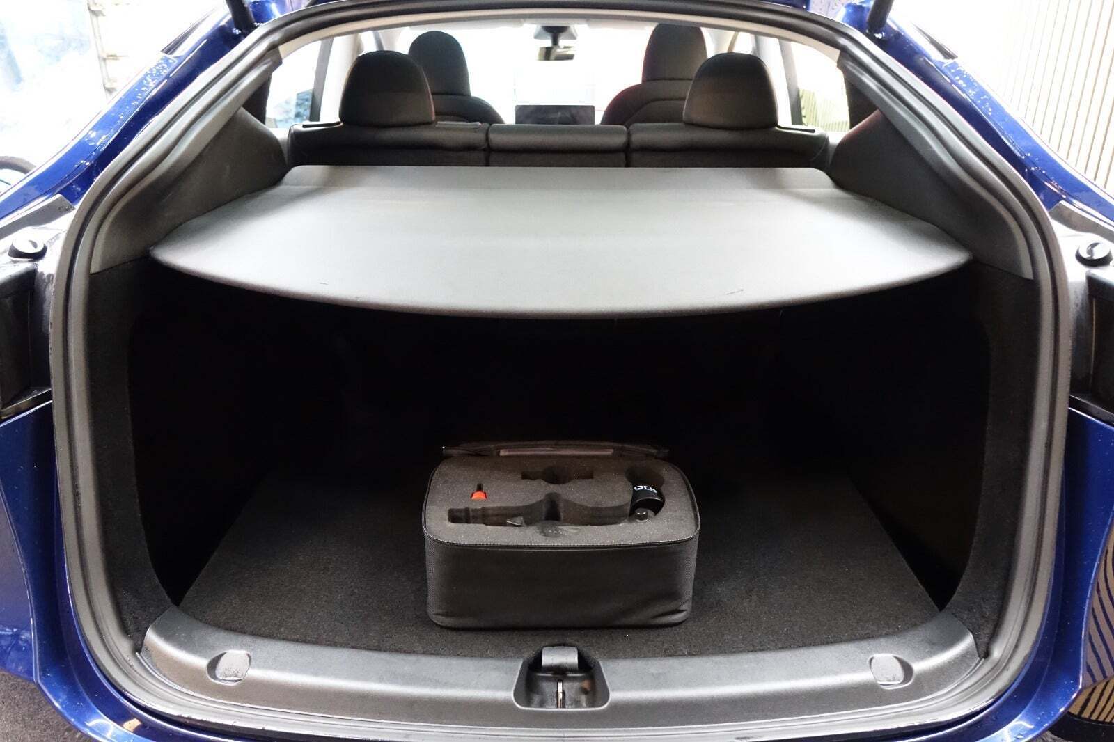 Blå Tesla Model Y fra 2024