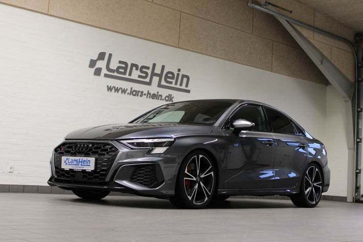 Grå Audi S3 fra 2023 set udefra