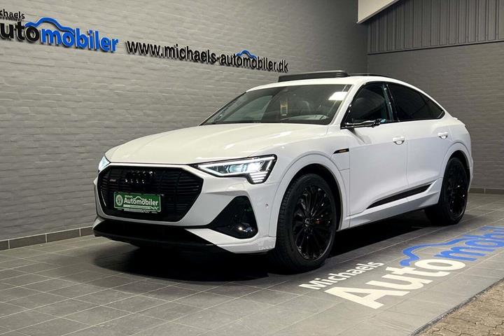 Hvid Audi e-tron fra 2022 set udefra