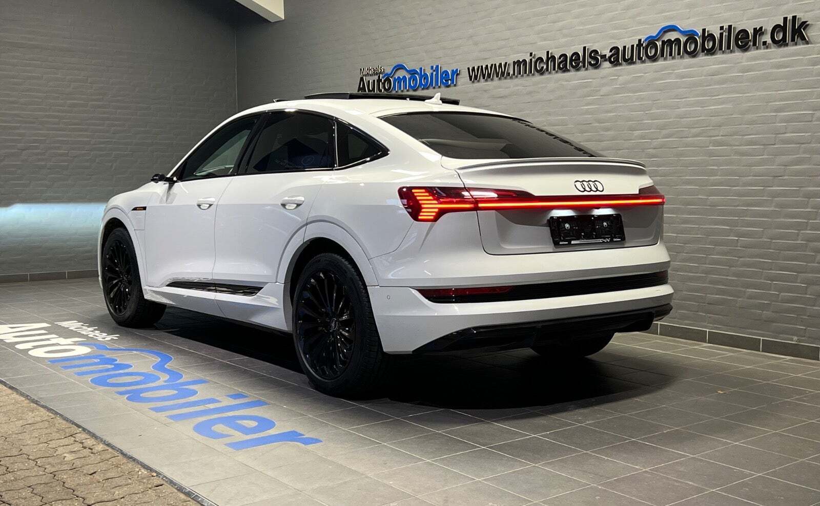 Hvid Audi e-tron fra 2022