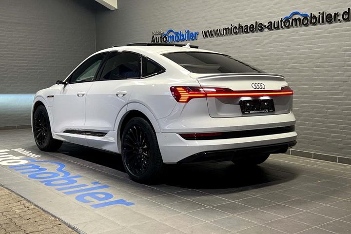 Hvid Audi e-tron fra 2022