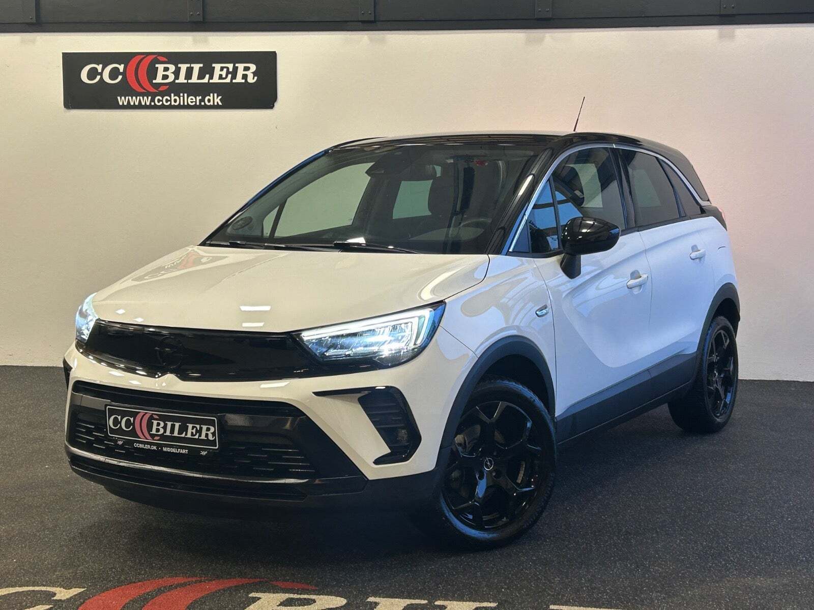 Hvid Opel Crossland fra 2024 set udefra