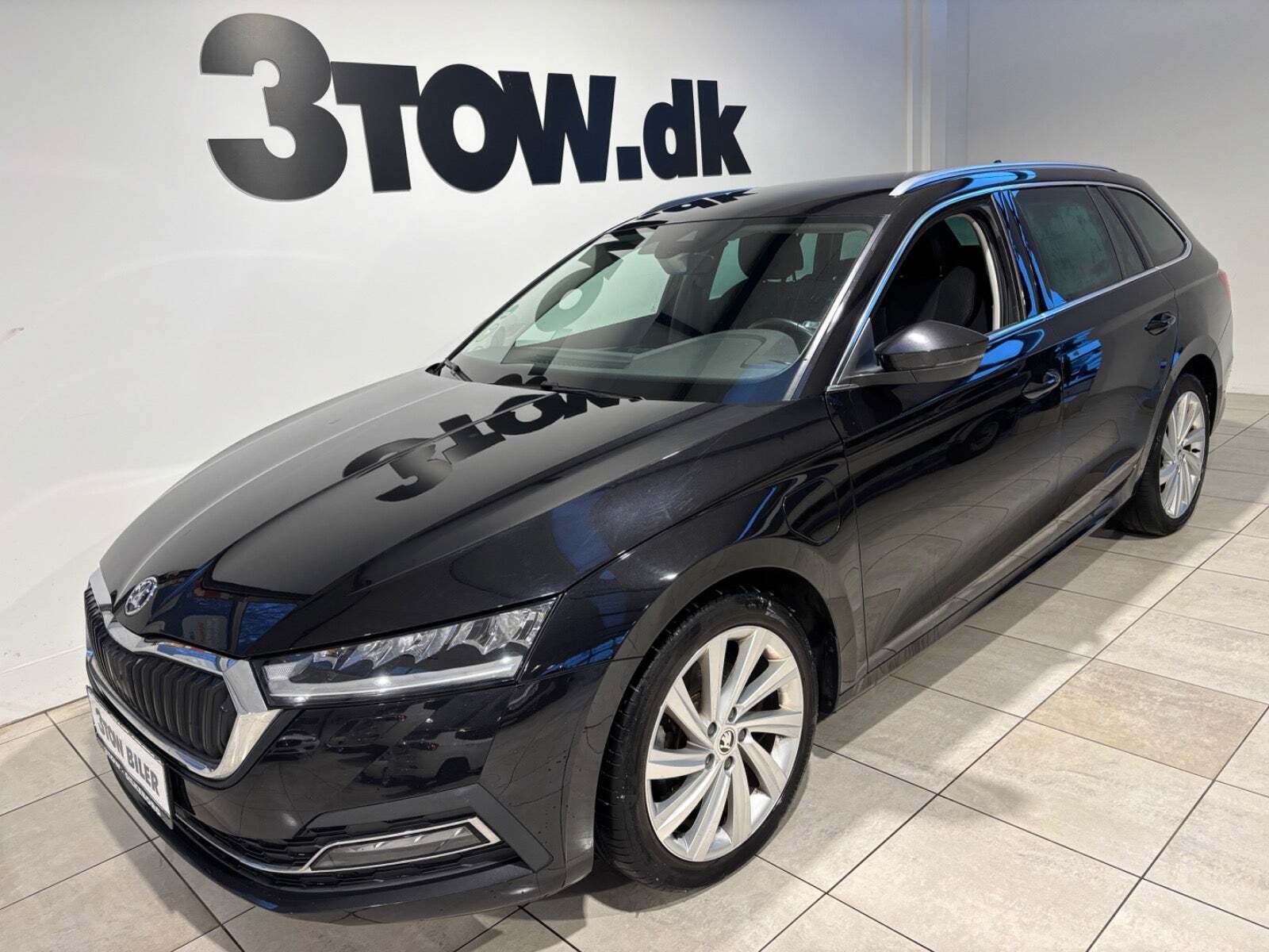 Sort Skoda Octavia fra 2021 set udefra