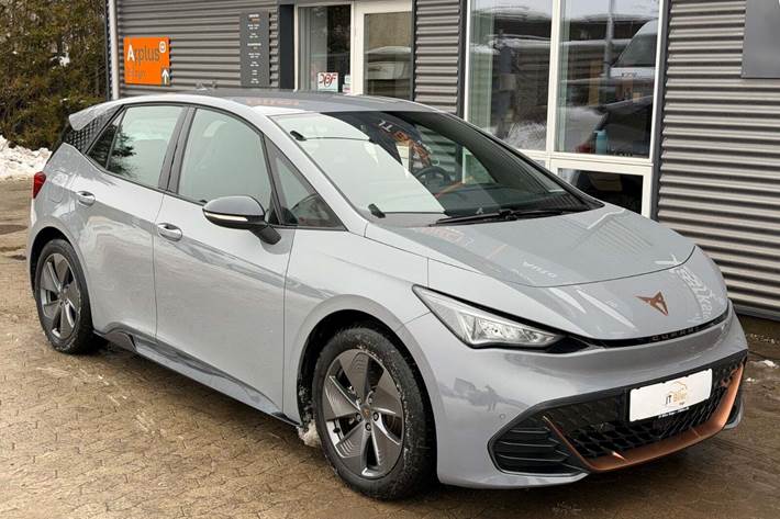 Grå Cupra Born fra 2024 set udefra