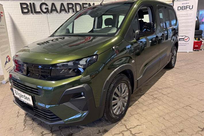 Grøn Peugeot e-Rifter fra 2025 set udefra