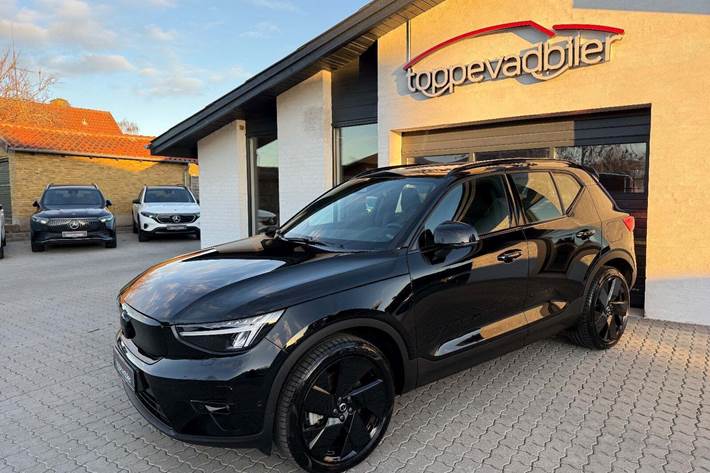Sort Volvo EX40 fra 2025 set udefra