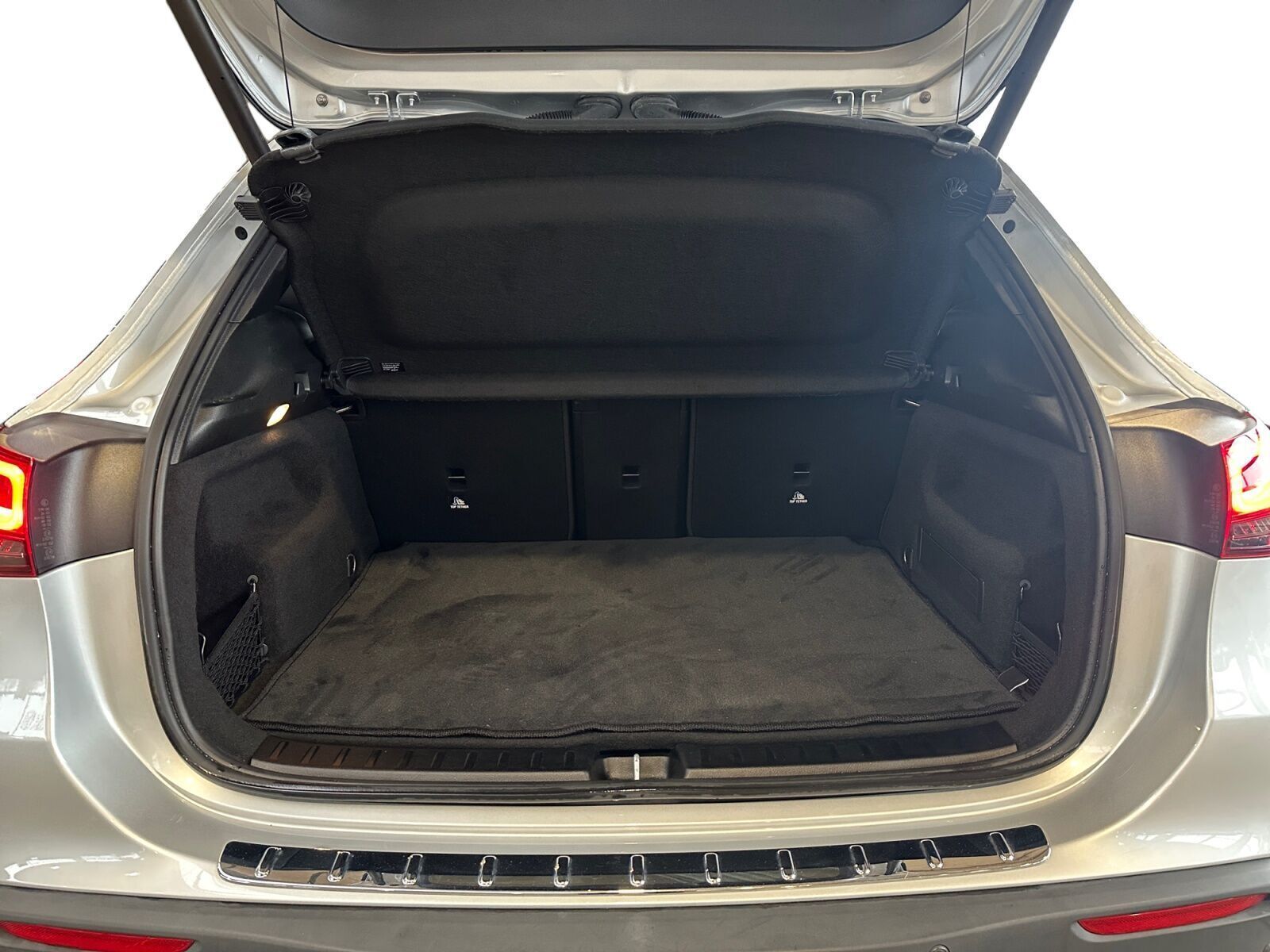 Sølv Mercedes EQA250 fra 2022