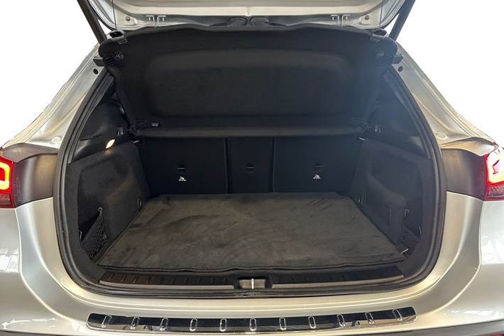 Sølv Mercedes EQA250 fra 2022