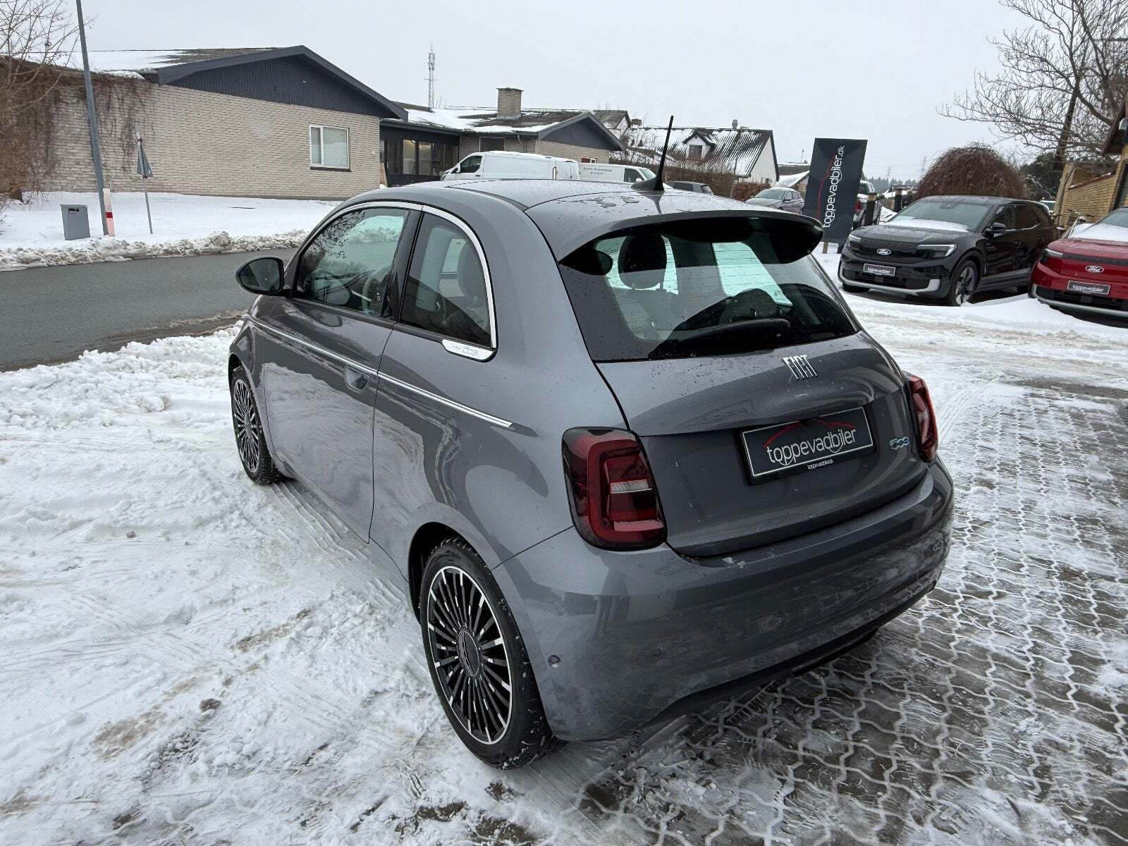 Grå Fiat 500e fra 2020