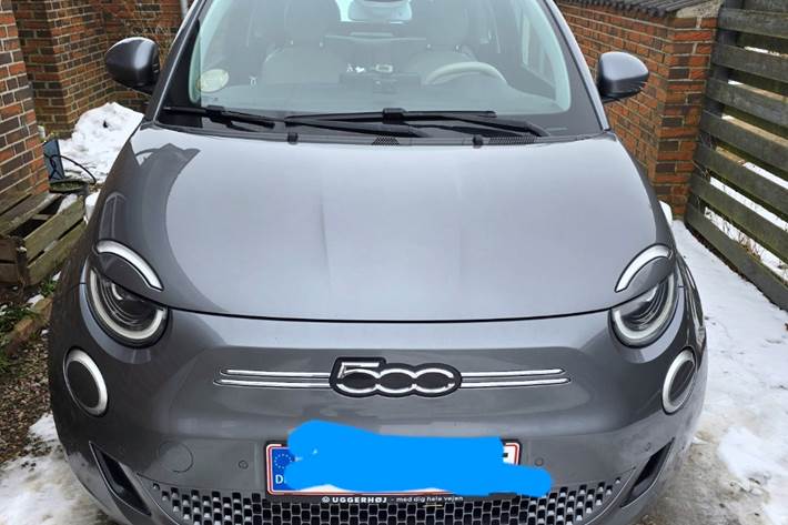 Grå Fiat 500e fra 2020