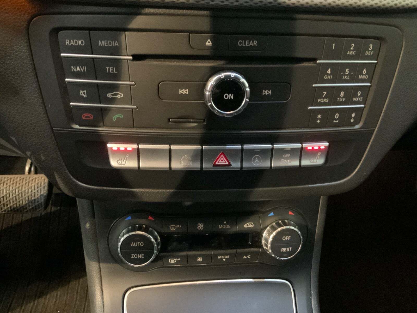 Grå Mercedes B200 fra 2015