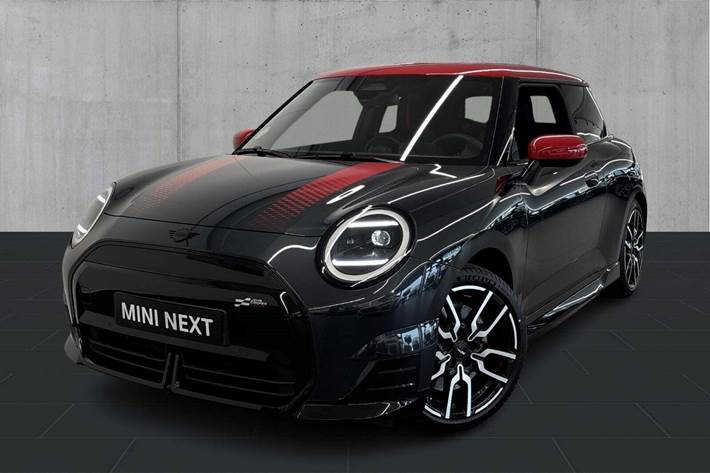Grå Mini Cooper SE fra 2024 set udefra