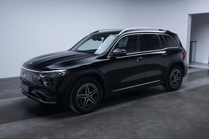 Sort Mercedes EQB250+ fra 2025 set udefra