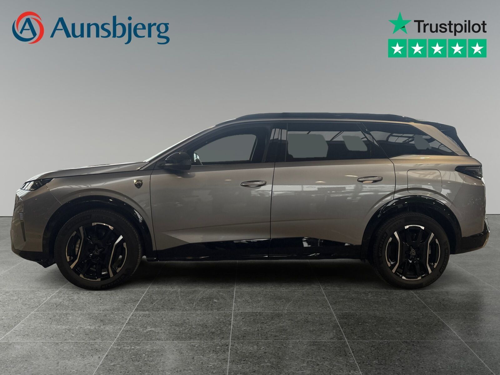 Sølv Peugeot e-5008 fra 2025