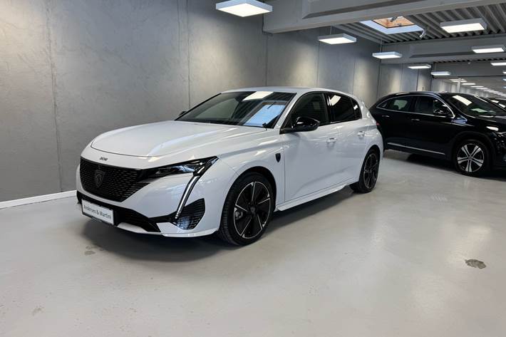 Hvid Peugeot E-308 fra 2023 set udefra