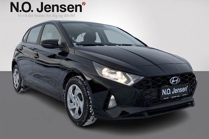 Sort Hyundai i20 fra 2023 set udefra
