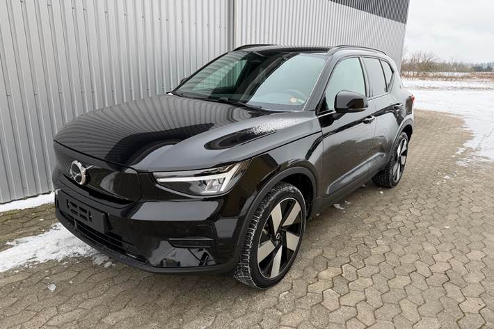 Sort Volvo XC40 fra 2022 set udefra