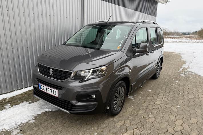 Grå Peugeot Rifter fra 2018 set udefra