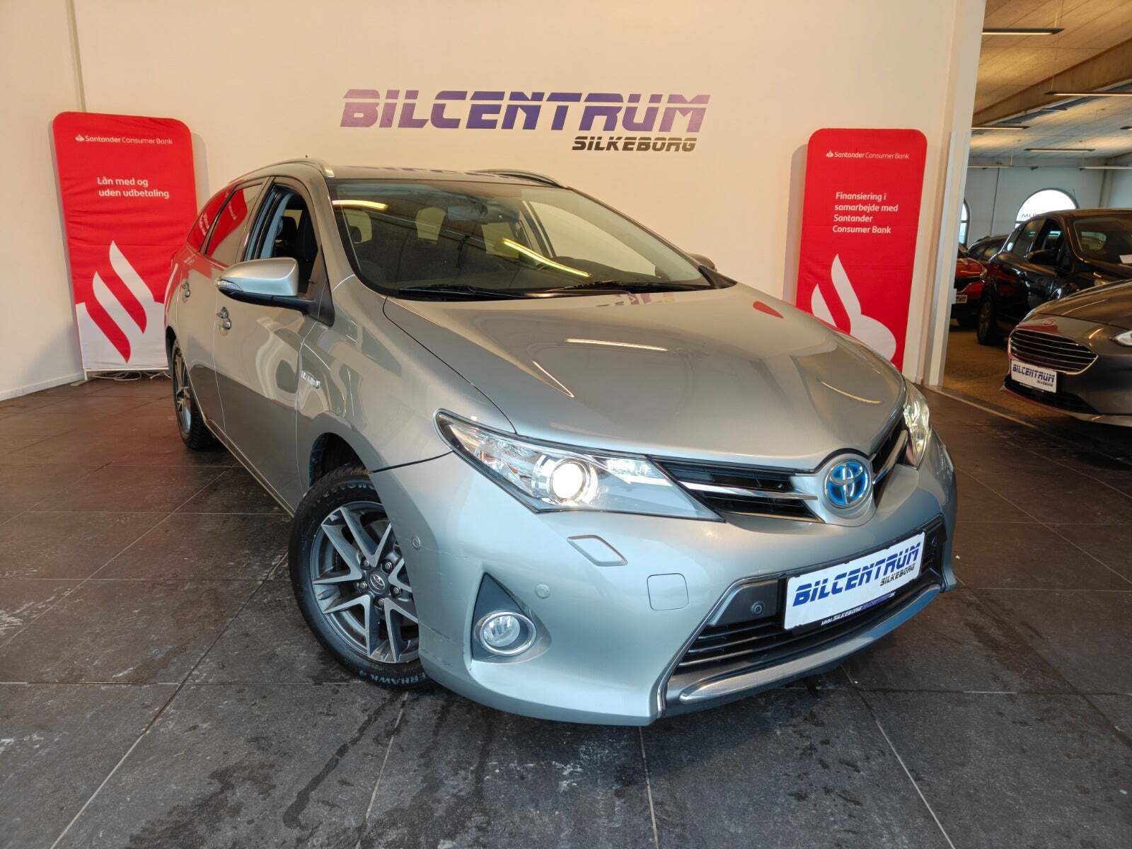 Grå Toyota Auris fra 2014 set udefra