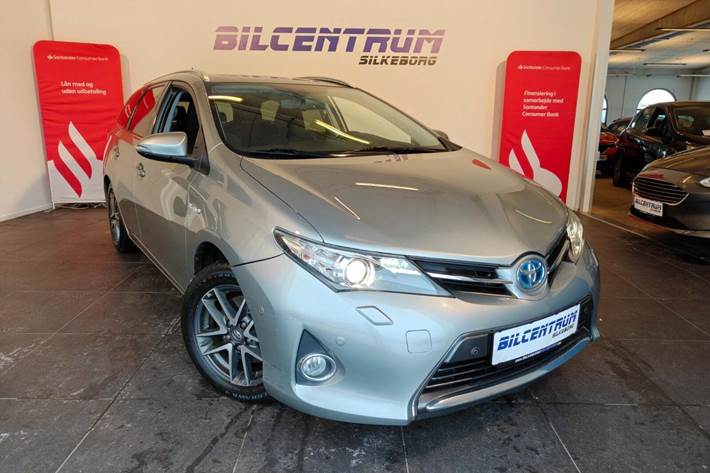 Grå Toyota Auris fra 2014 set udefra
