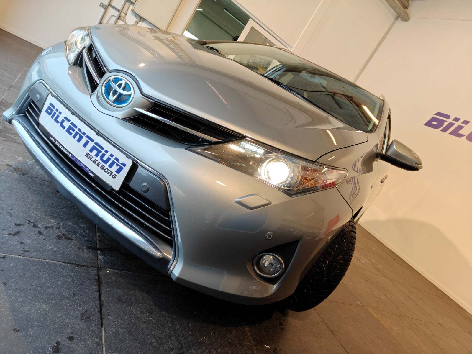 Grå Toyota Auris fra 2014