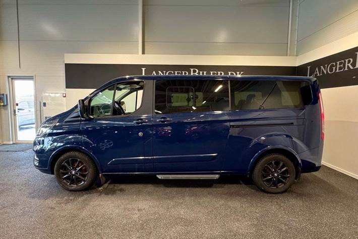 Blå Ford Tourneo Custom 320L fra 2020 set udefra