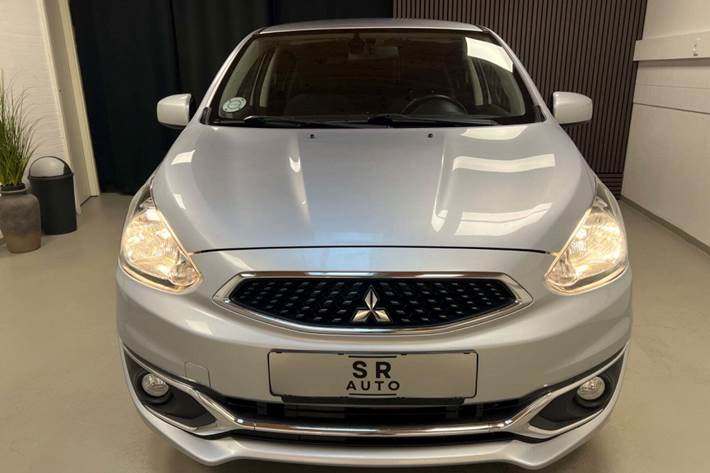 Sølv Mitsubishi Space Star fra 2016