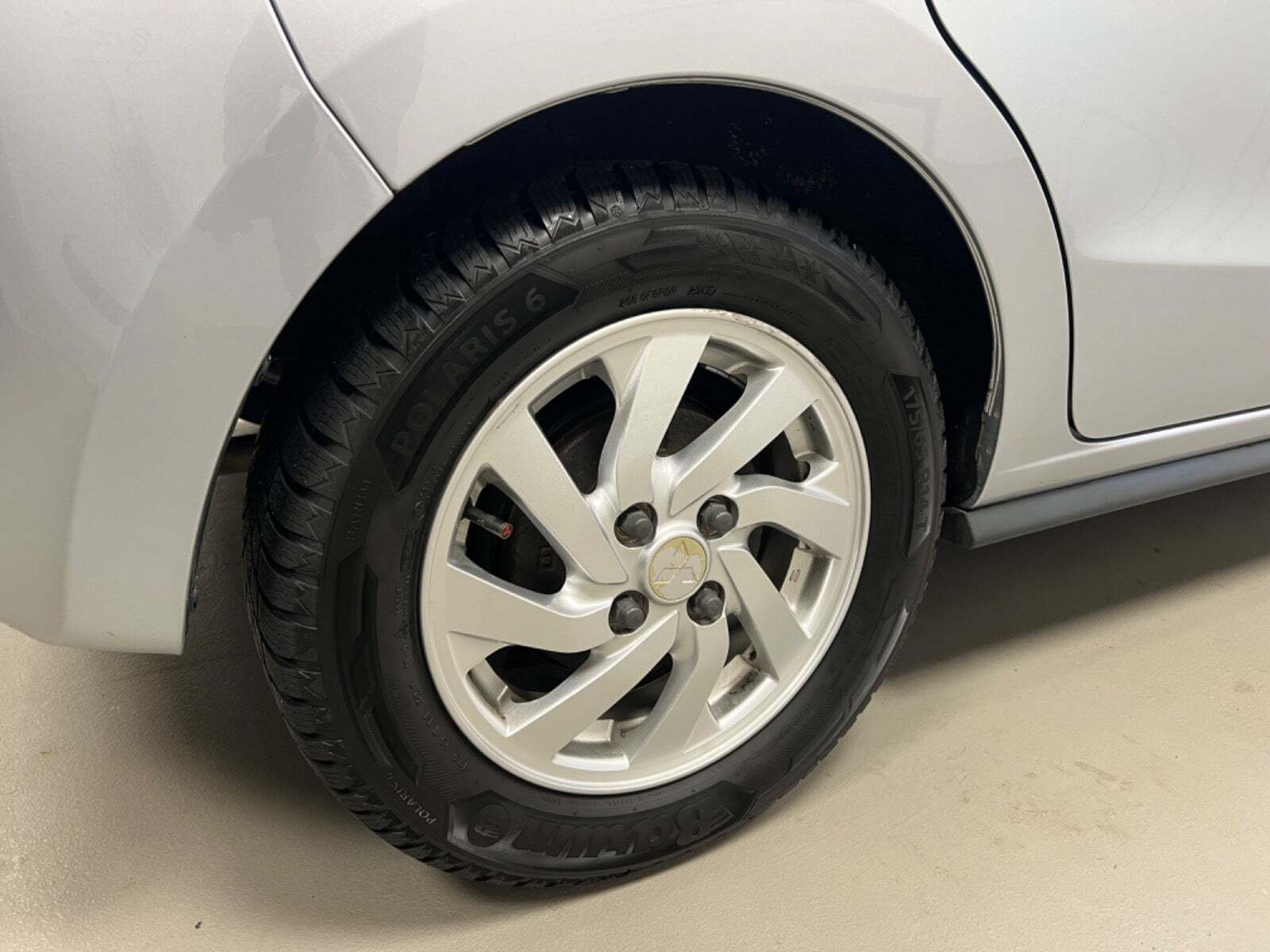 Sølv Mitsubishi Space Star fra 2016