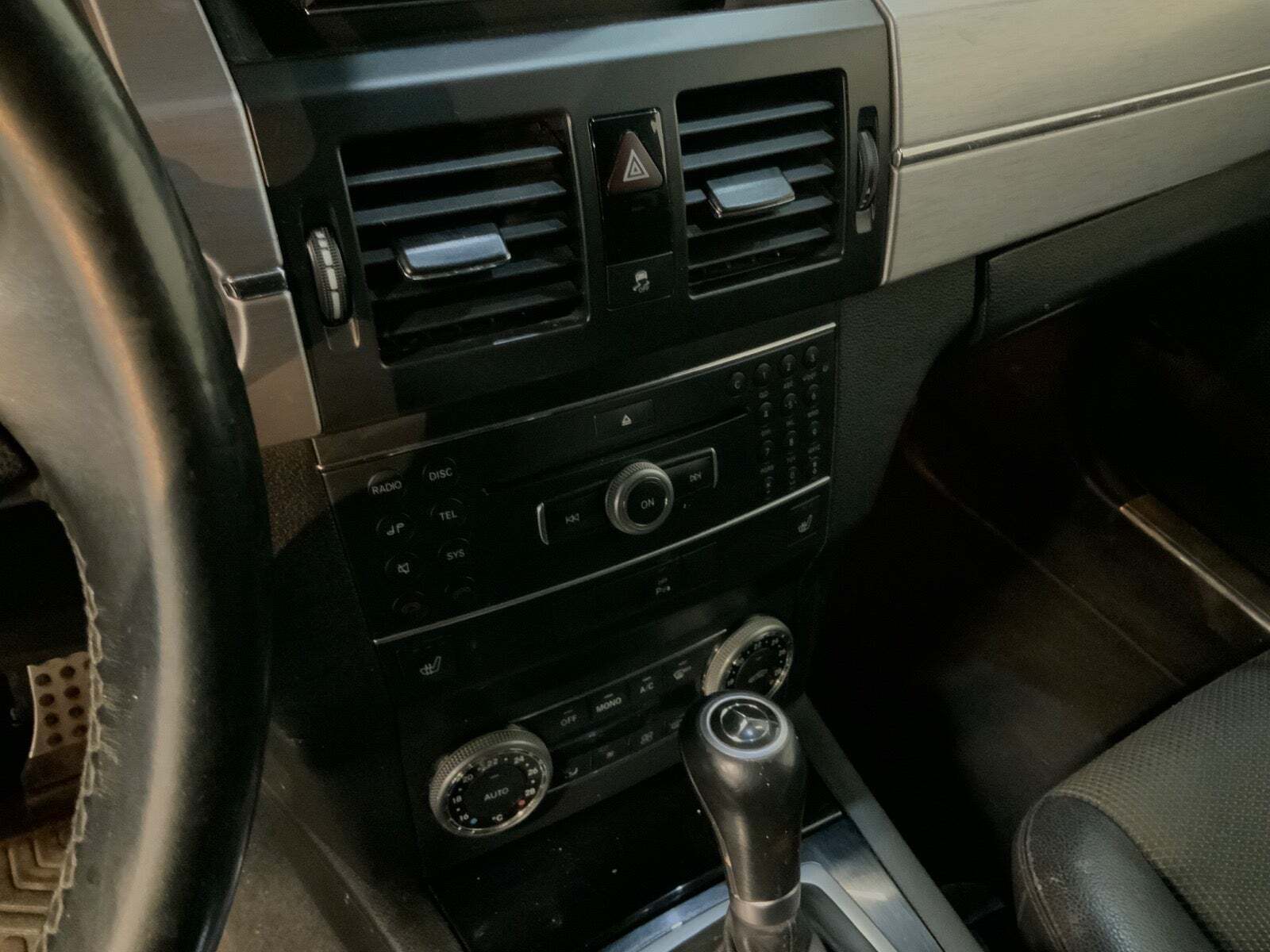 Grå Mercedes GLK220 fra 2011 set indefra