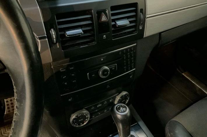 Grå Mercedes GLK220 fra 2011 set indefra