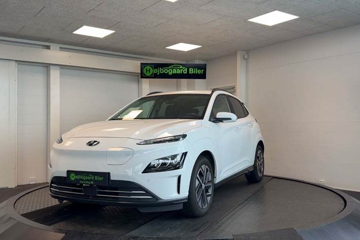 Hvid Hyundai Kona fra 2022 set udefra