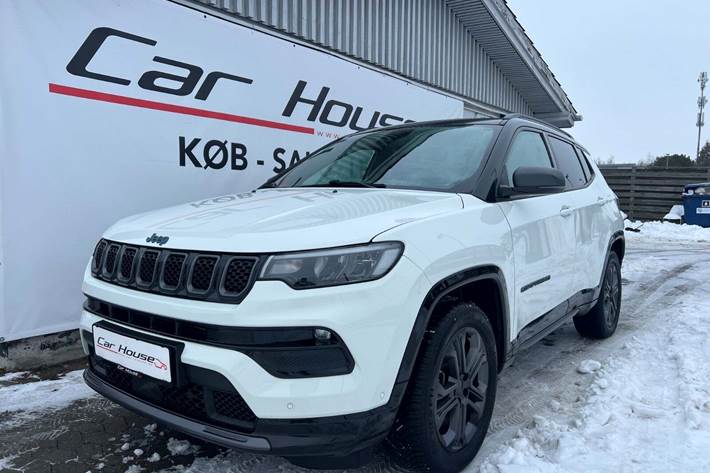 Hvid Jeep Compass fra 2021 set udefra
