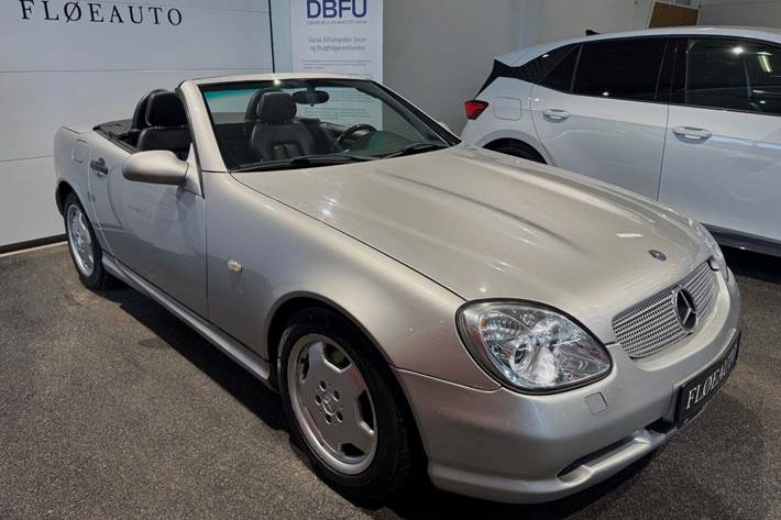 Sølv Mercedes SLK230 fra 1998 set udefra