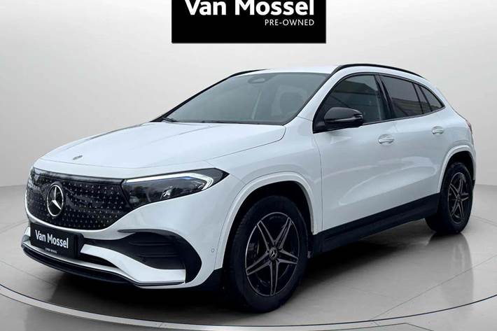 Hvid Mercedes EQA250+ fra 2024 set udefra