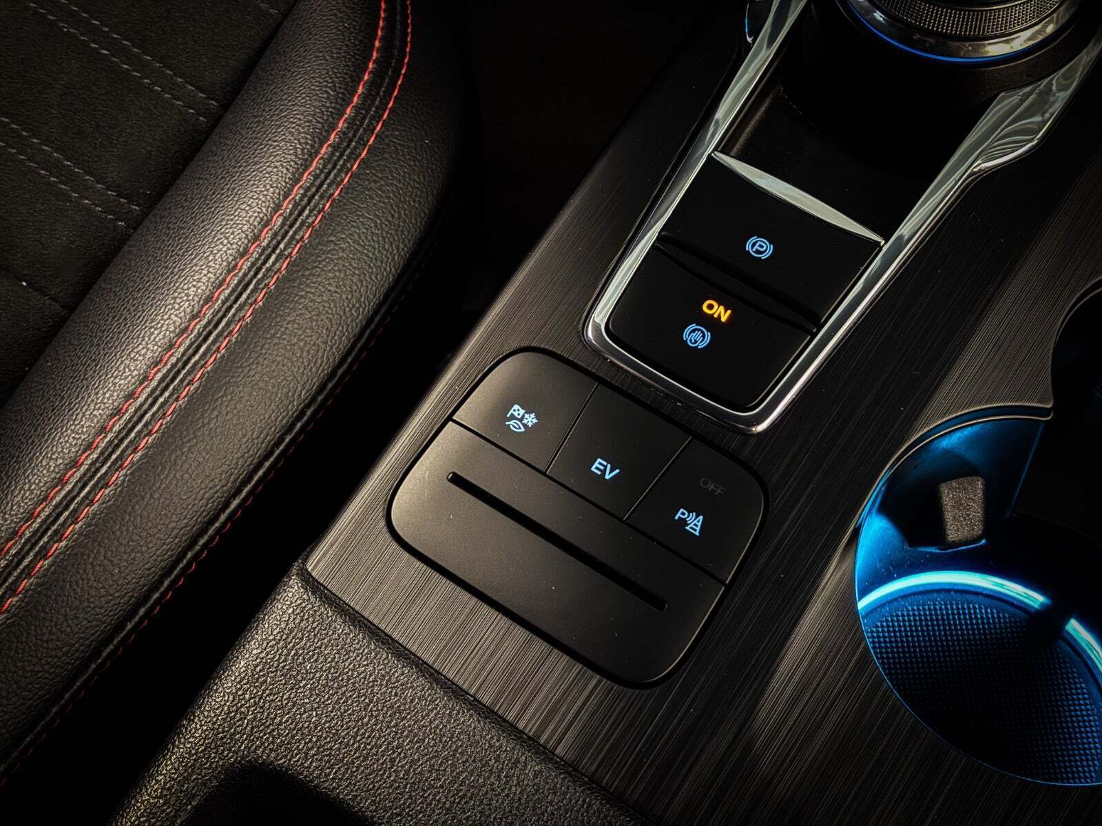 Blå Ford Kuga fra 2020