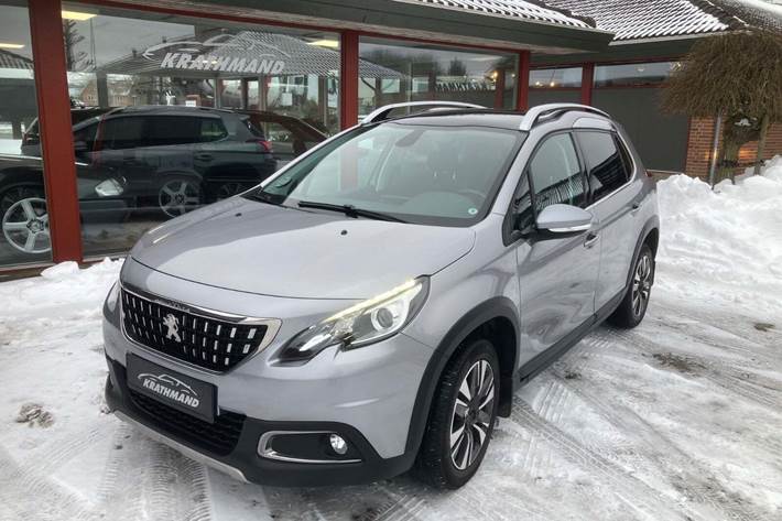 Grå Peugeot 2008 fra 2017 set udefra