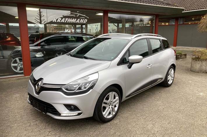 Sølv Renault Clio IV fra 2019 set udefra