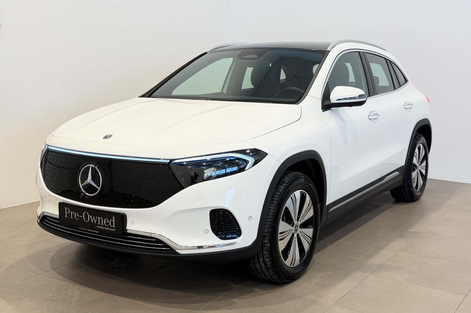 Hvid Mercedes EQA300 fra 2025 set udefra