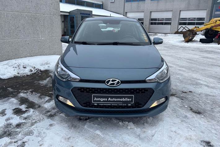 Blå Hyundai i20 fra 2016
