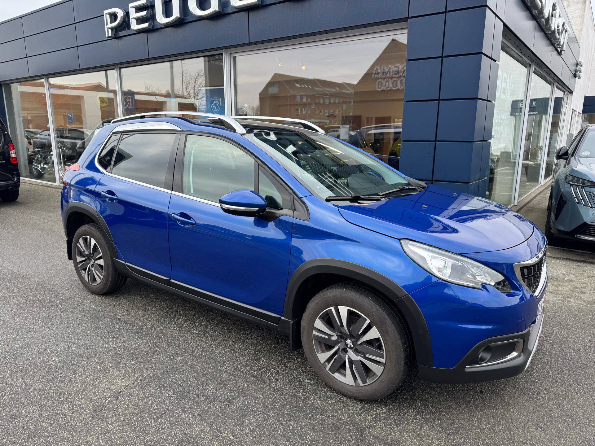 Blå Peugeot 2008 fra 2019