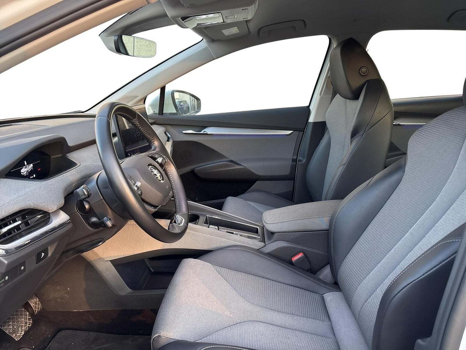 Hvid Skoda Enyaq fra 2023