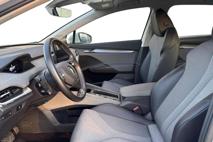 Hvid Skoda Enyaq fra 2023