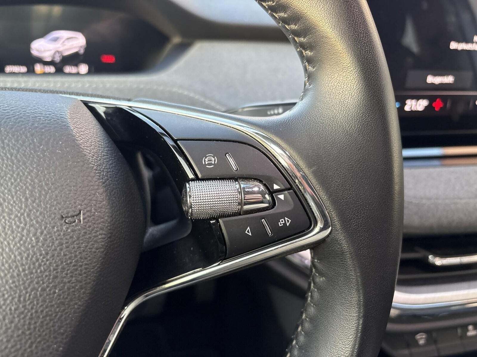 Hvid Skoda Enyaq fra 2023