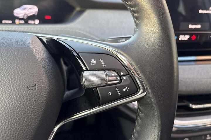 Hvid Skoda Enyaq fra 2023