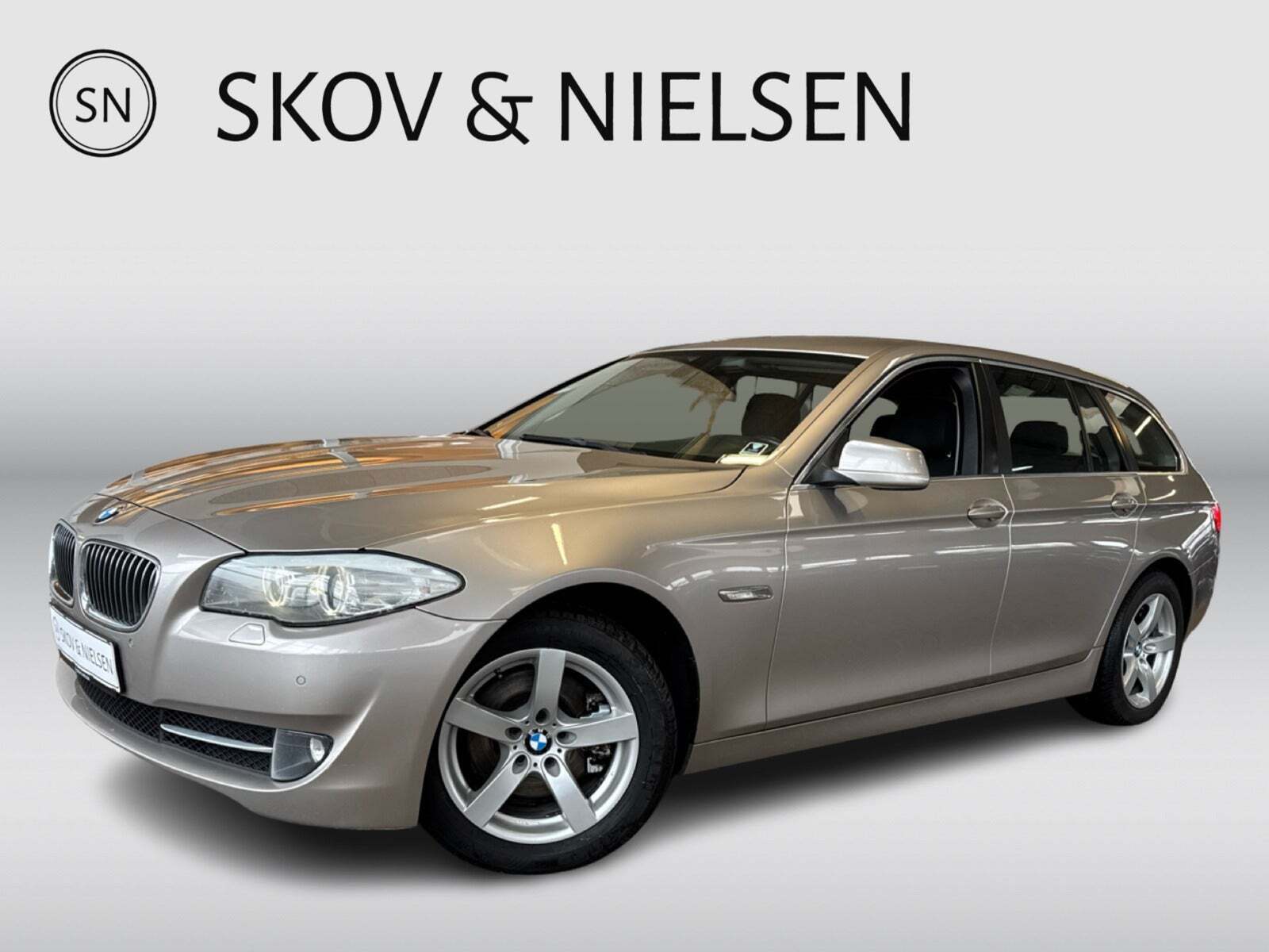 Beige BMW 520d fra 2011 set udefra