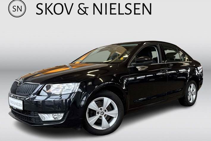 Sort Skoda Octavia fra 2014 set udefra
